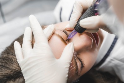 Le détatouage laser est une méthode efficace pour enlever un maquillage permanent